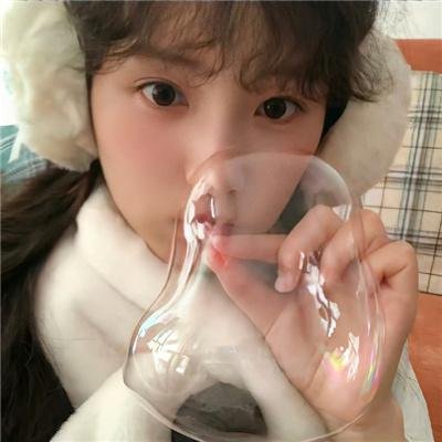 在角落，主教身边